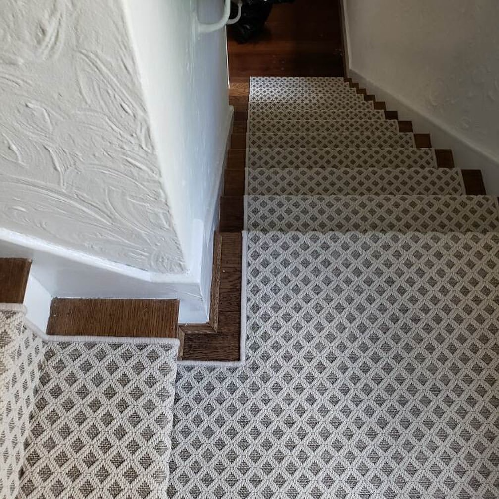 Stair runner with gray and white diamond pattern