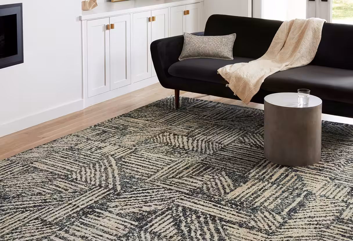 215NEtpcrdNq_Zuv_QrLm A living room with a textured rug